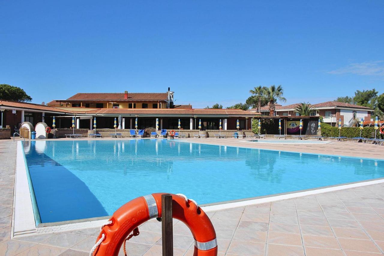 Apartment In Cecina Mare With Outdoor Pool Marina di Cecina Exteriör bild